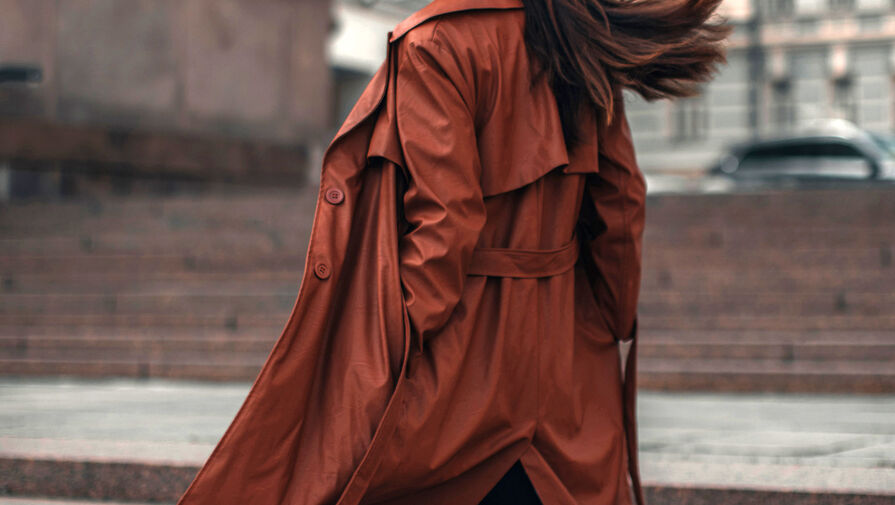 Стилист Александр Рогов призвал носить тренчи с заниженной талией весной