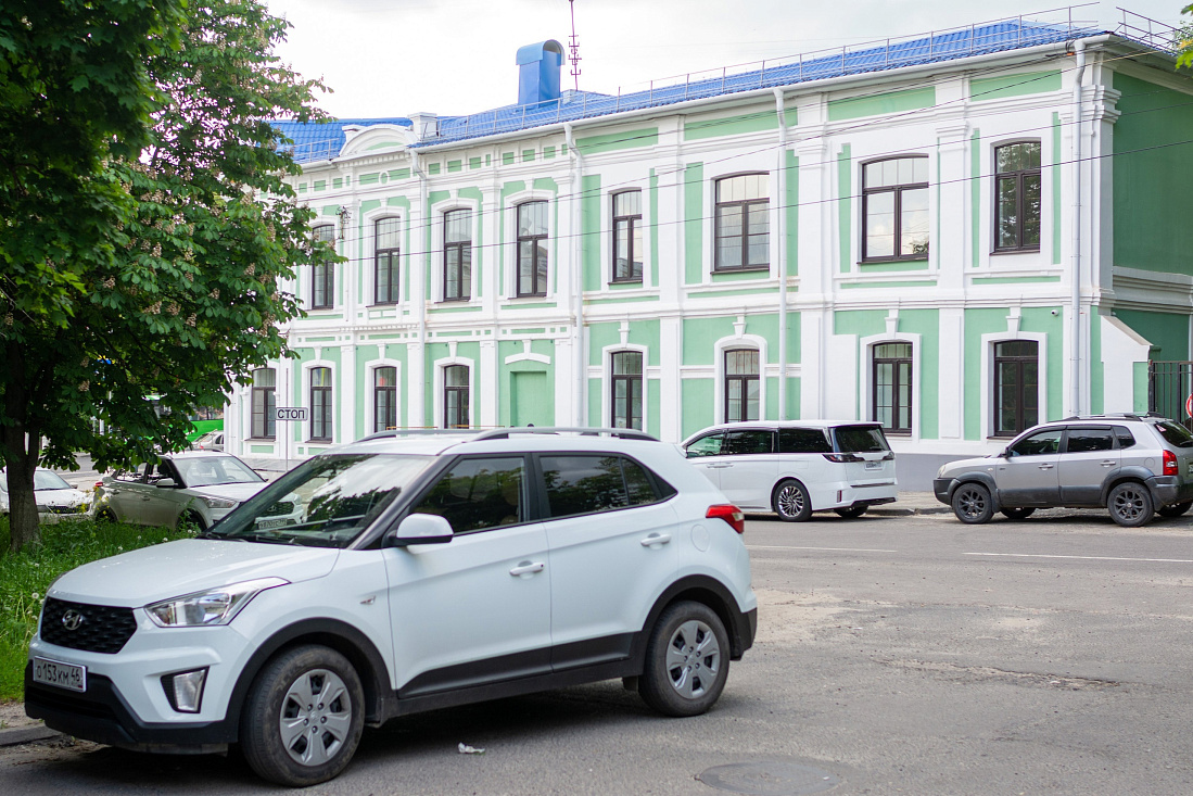 В курской поликлинике на улице Дзержинского продолжается капитальный ремонт