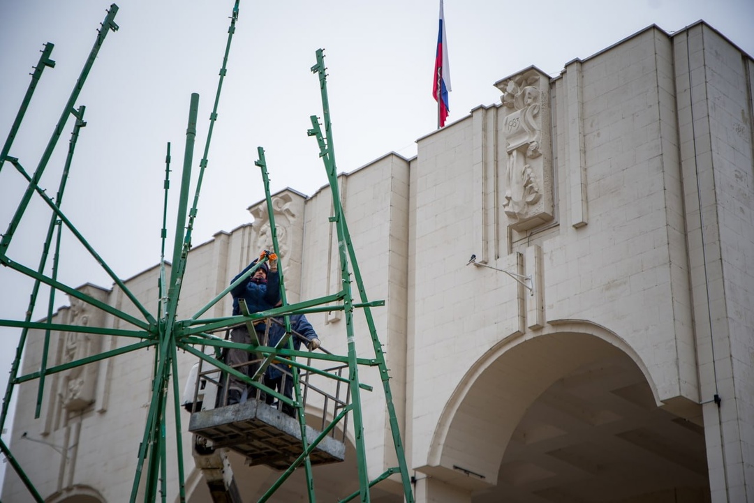 В Курске начали устанавливать главную новогоднюю ёлку