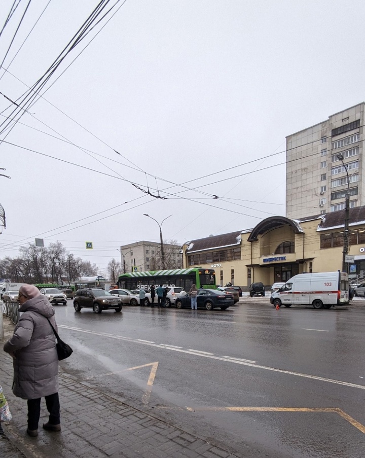 В Курске ДТП с электробусом и 4 автомобилями