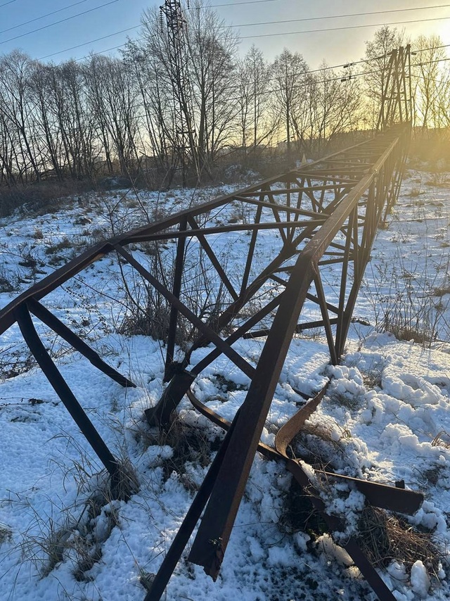 В Курске из-за ночного ветра повалились две опоры ЛЭП