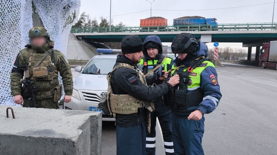 Курский священник посетил стационарные посты полиции на выездах из города