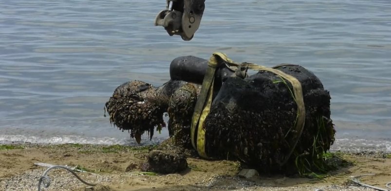 Знаменитую скульптуру Русалки вытащили со дна моря во Владивостоке