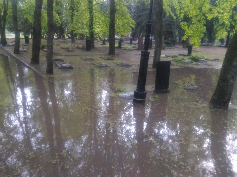 В Курске вновь залило водой воинское кладбище на мемориале Памяти Павших