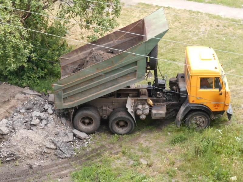 В Курске 'Квадра' устроила свалку строительного мусора во дворах на ПЛК