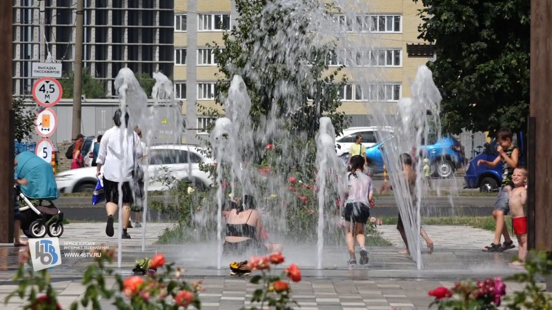 Жители Курска в жару скупают воду, мороженое и охлаждаются в фонтанах