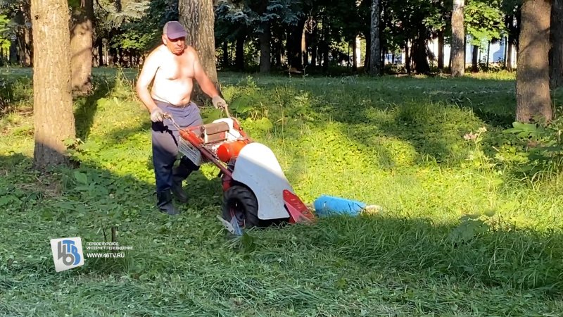 В Курске косят траву раритетной 130-килограммовой косилкой