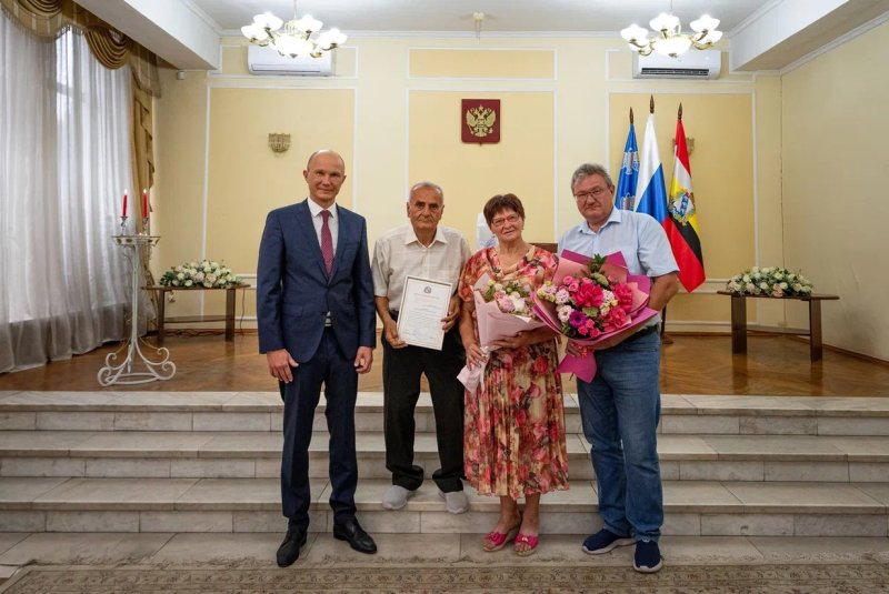 В Курске спикер КГС Владимир Токарев поздравил семью Ананян с золотой свадьбой