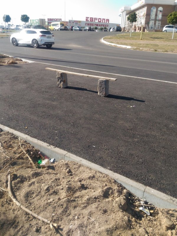 В Курске в Северном установили на остановке эксклюзивную скамейку