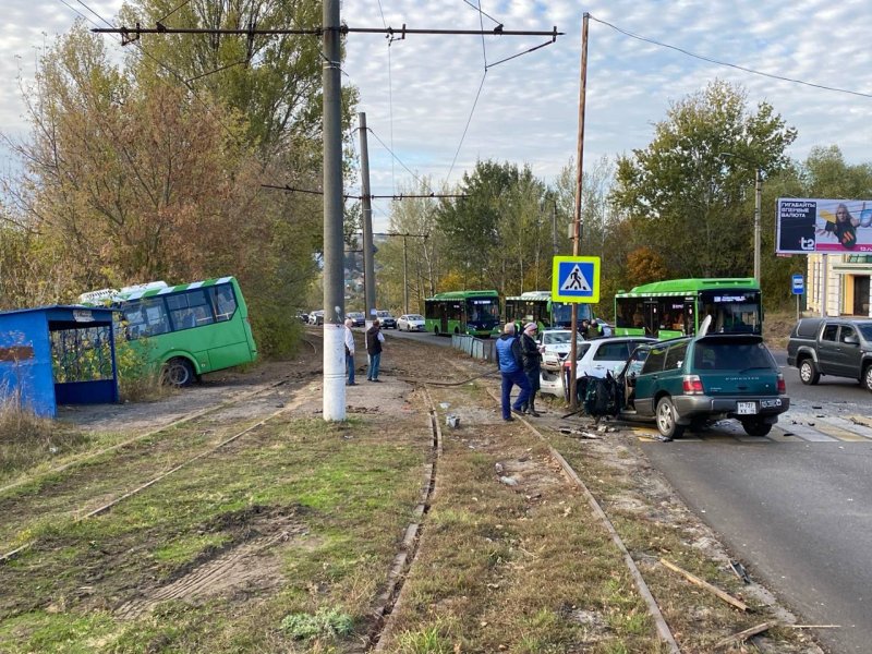 В Курске на Красном Октябре жестко столкнулись автобус и 2 автомобиля