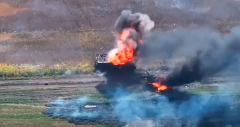 В Курской области сняли на видео удар FPV-дрона, снесший башню танку ВСУ