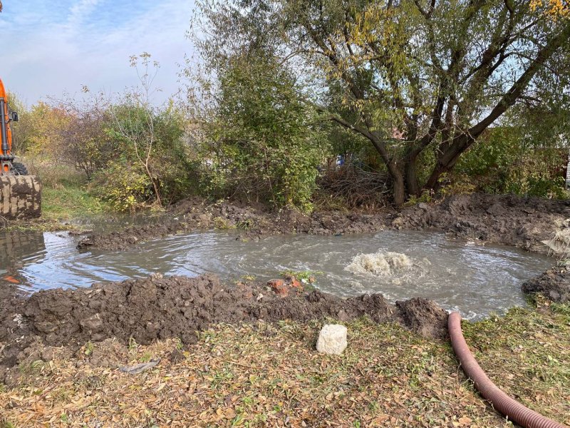 В Курске на 1-й Прогонной забил фонтан нечистот из городского коллектора