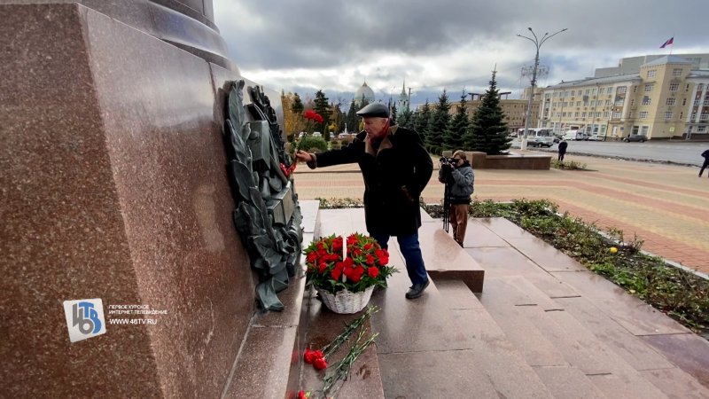 В Курске отметили 7 ноября возложением цветов к памятнику Ленину