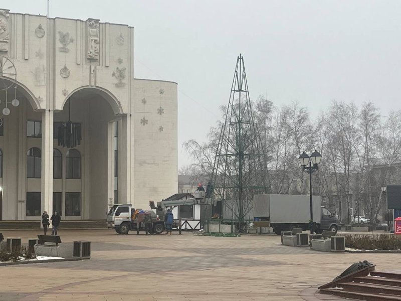 В Курске демонтировали главную городскую ёлку на Театральной площади