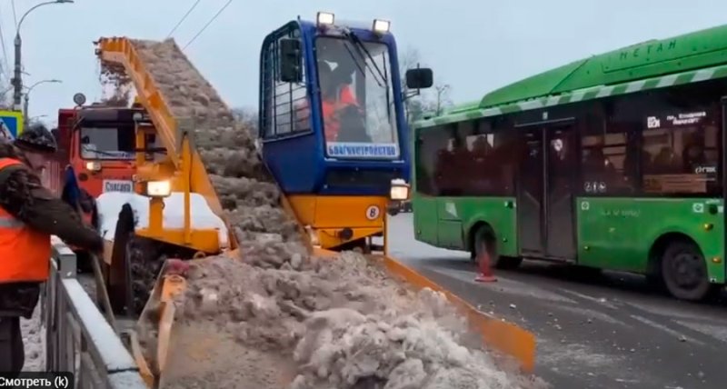 В центре Курска начали уборку сугробов с обочин дорог