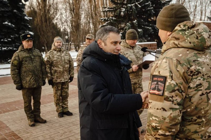 Бойцам отряда 'Барс-Курск' вручили награды у Вечного Огня