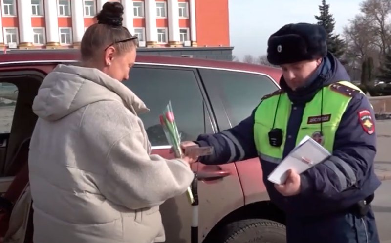 В Курске сотрудники ГАИ под вой сирен поздравили автомобилисток с 8 марта