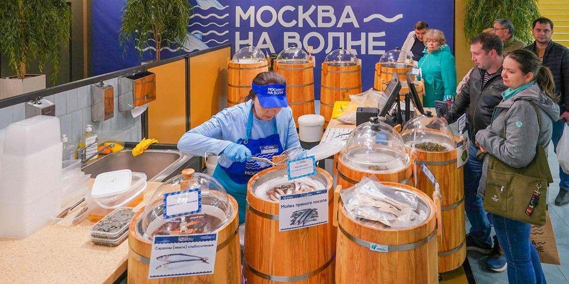 Рыбные рынки 'Москва – на волне' сохранили скидку 10% для участников СВО