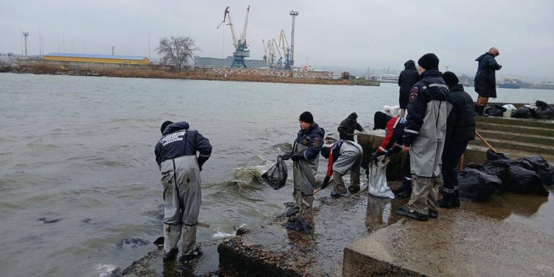 Добровольцы продолжают ликвидировать мазут на побережье Черного моря после крушения танкеров