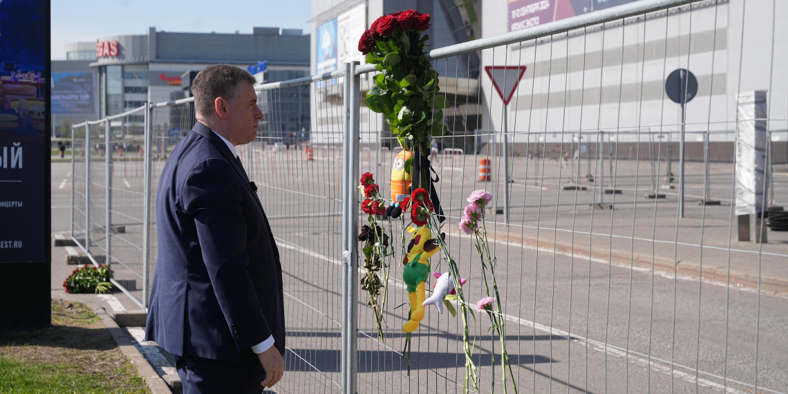 Лидер ЛДПР почтил память жертв теракта в 'Крокусе' у народного мемориала в Москве