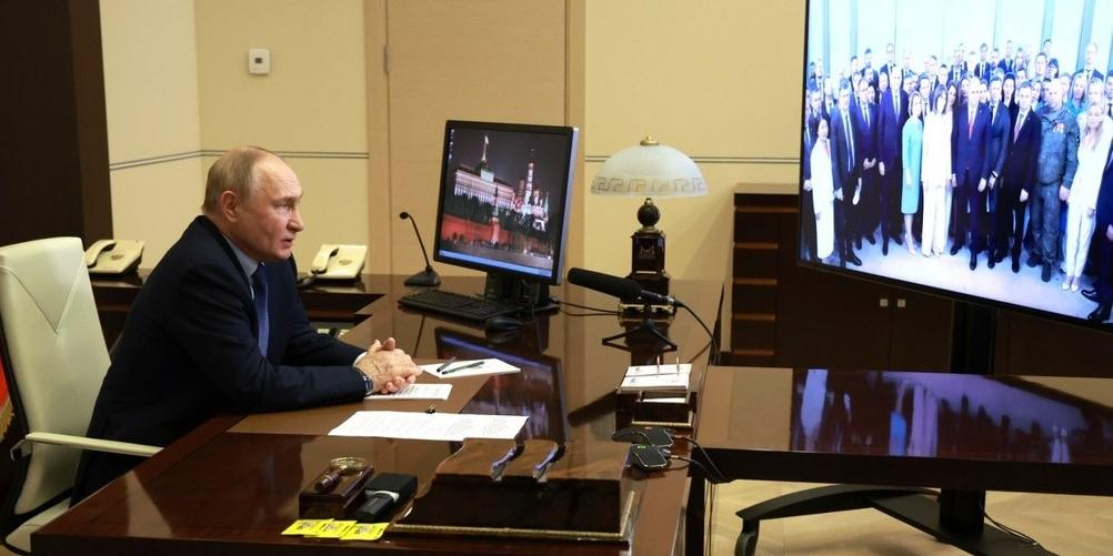 Путин провел встречу с выпускниками 'школы губернаторов' РАНХиГС