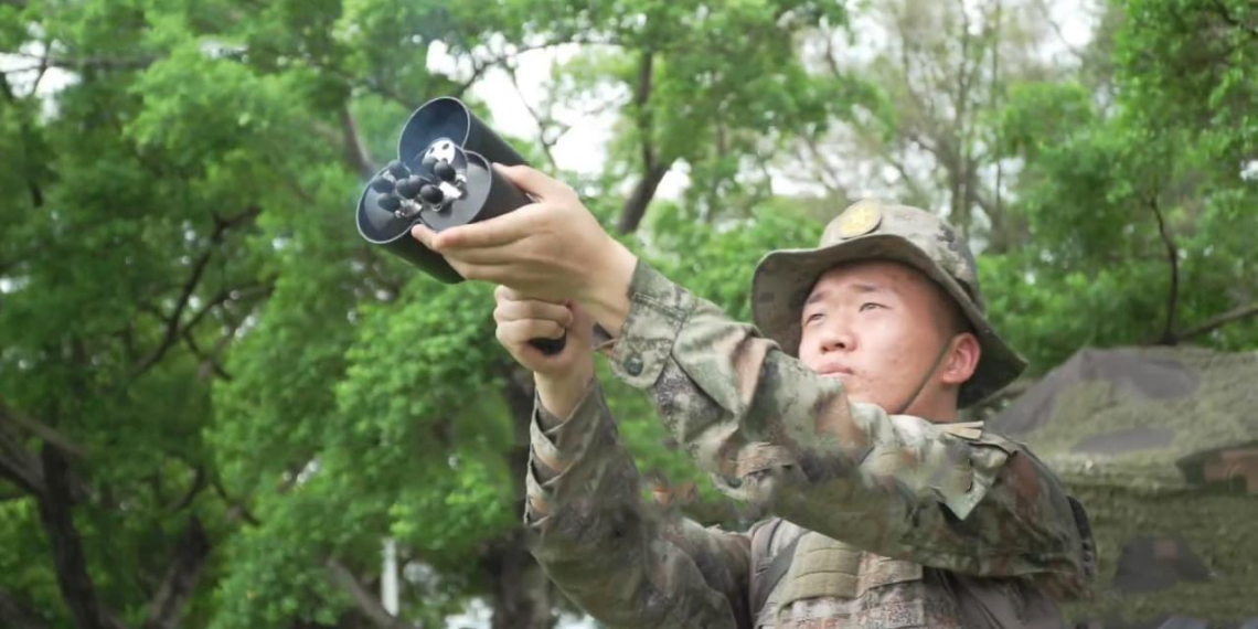 Китайские военные продемонстрировали пистолет-сеткомёт для борьбы с дронами