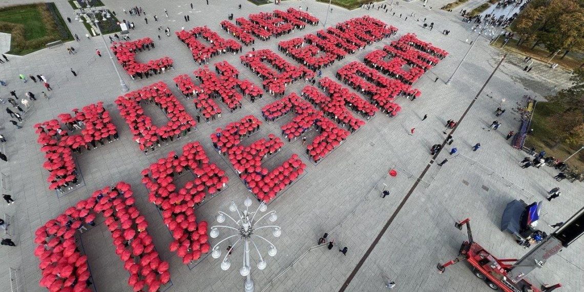 Тысячи активистов провели в Москве и Санкт-Петербурге флешмобы ко дню рождения президента