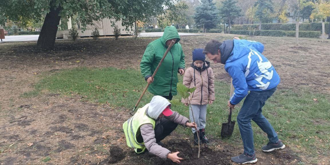 Жители ЛНР отметили День отца акциями и мероприятиями