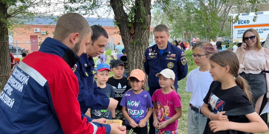 Добровольцы ВСКС организовали городок безопасности для детей в Орске