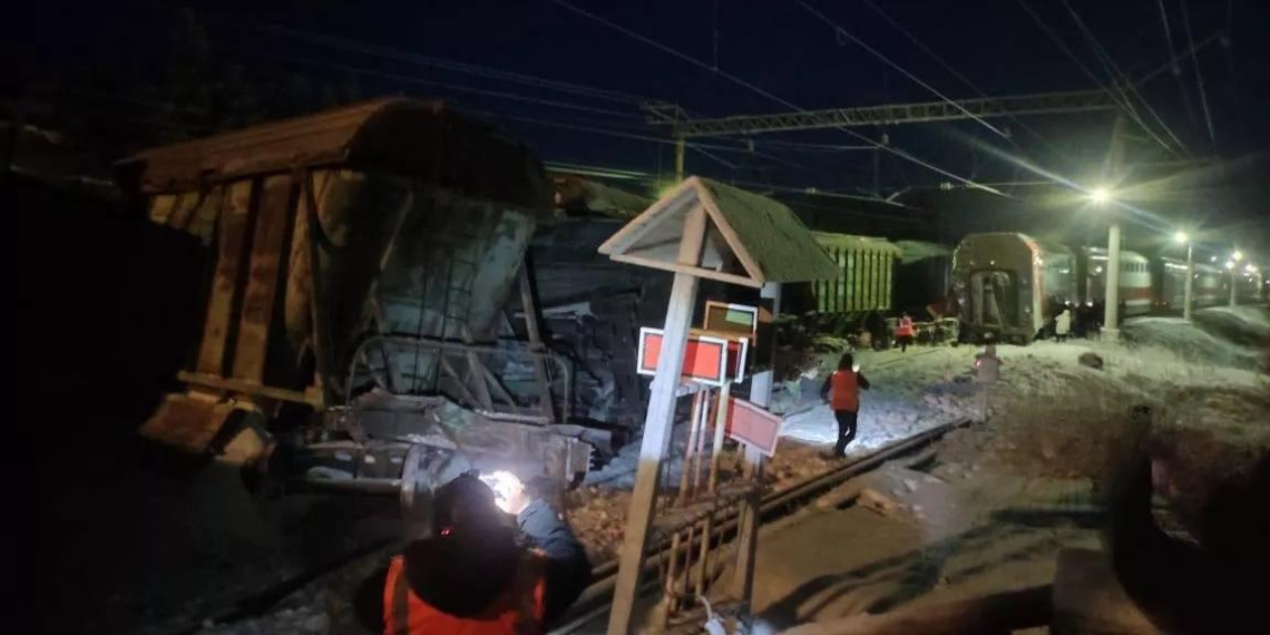 В Мурманской области пассажирский поезд столкнулся с грузовым