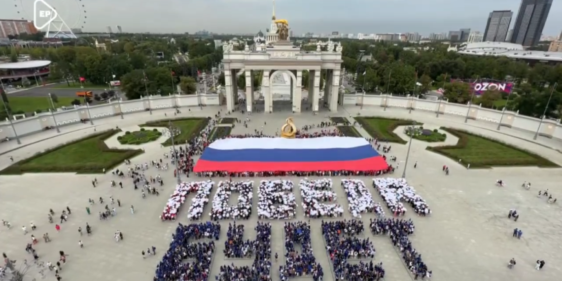 Активисты МГЕР и Волонтерской Роты провели в Москве флешмоб ко Дню Государственного флага