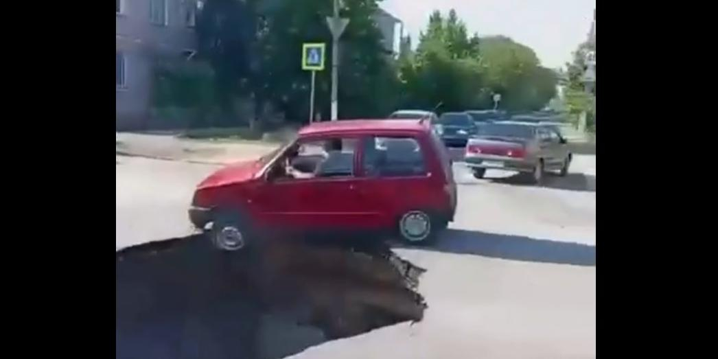 'Ока' чуть не провалилась в огромную дыру посреди Урюпинска