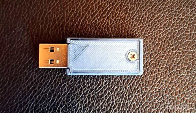 Представлена 'неубиваемая' USB-флэшка объёмом 8 КБ (3 фото)