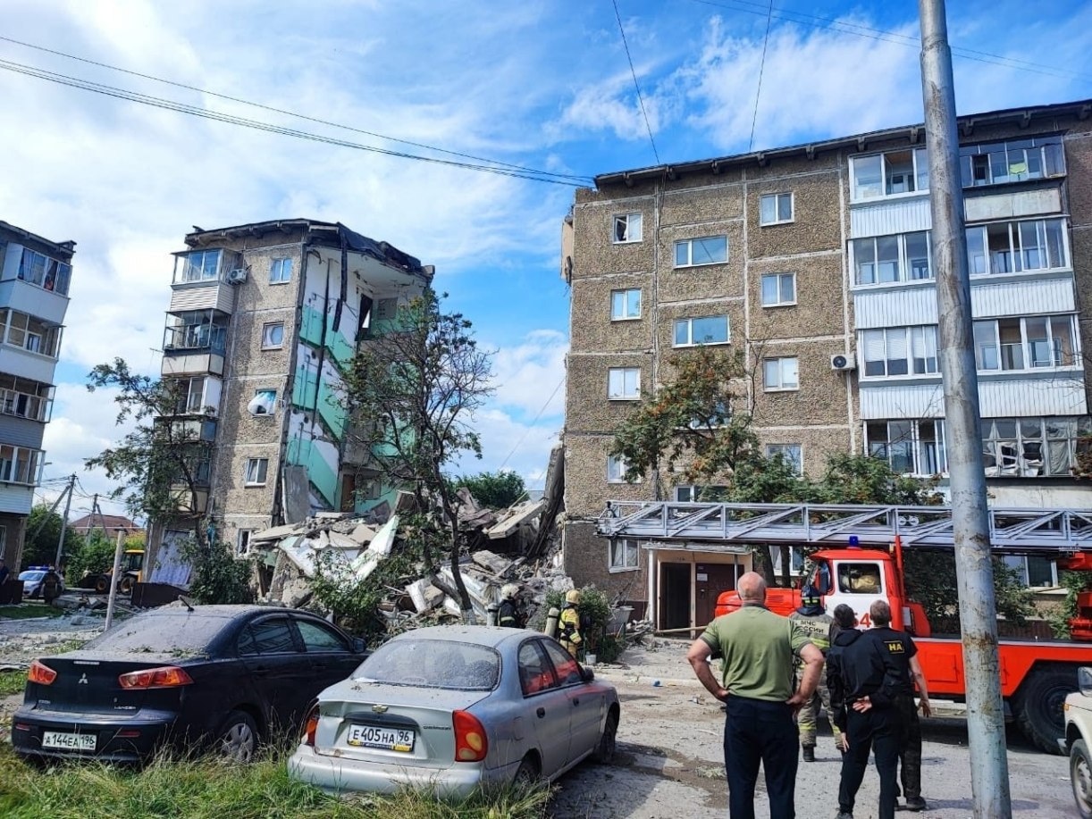 Дети под завалами: в Нижнем Тагиле обрушилось несколько подъездов жилого дома после визита подозрительных газовиков