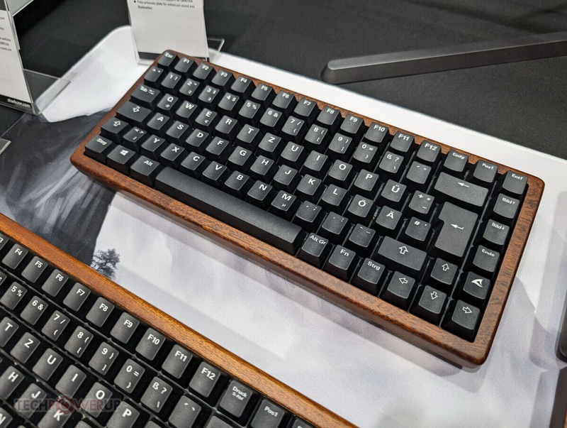 Sharkoon представила деревянные геймерские клавиатуры SGK50 PBT Wood