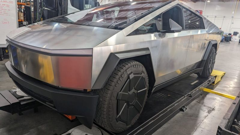 Tesla отозвала более 11 000 пикапов Cybertruck из-за проблем с обшивкой кузова и стеклоочистителем