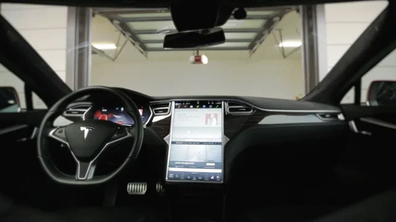 Tesla представила ASS  технологию, позволяющую автомобилю выехать с парковки без водителя