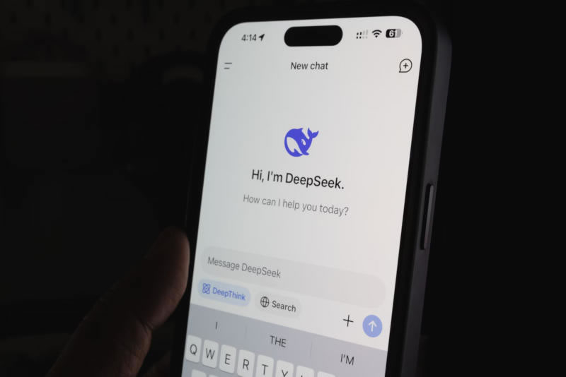 DeepSeek набрал 20 млн активных пользователей  больше только у ChatGPT