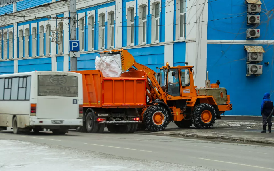 Дорожники продолжают очищать заснеженные улицы Барнаула. Фото