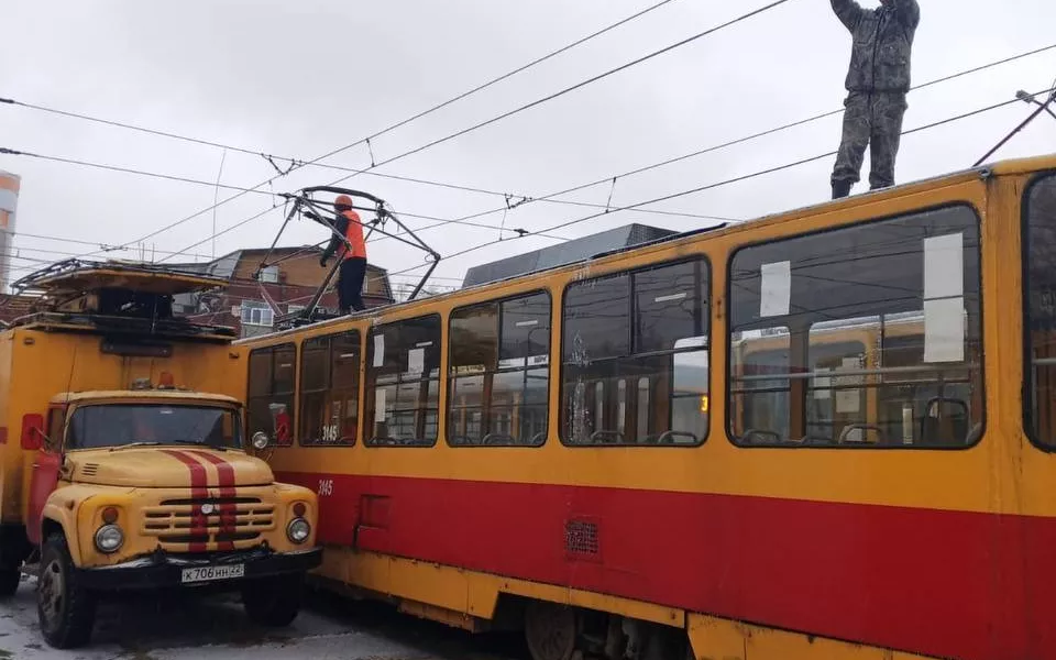 В Барнауле борются с последствиями обрушившегося ледяного дождя