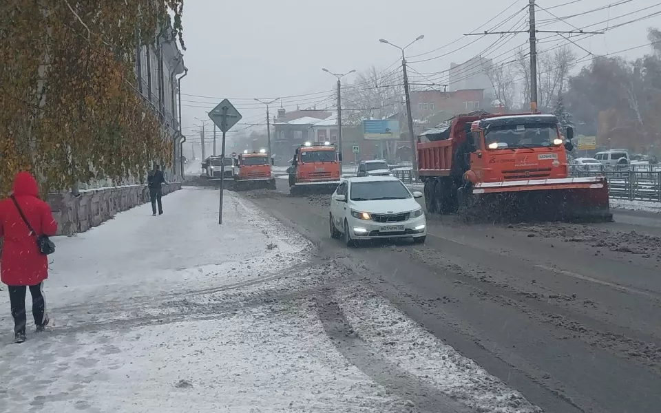 В Барнауле дорожники продолжают устранять последствия ледяного дождя