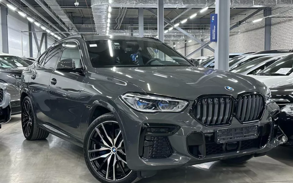 BMW X6 в эксклюзивном цвете продают в Барнауле за 14,5 млн рублей