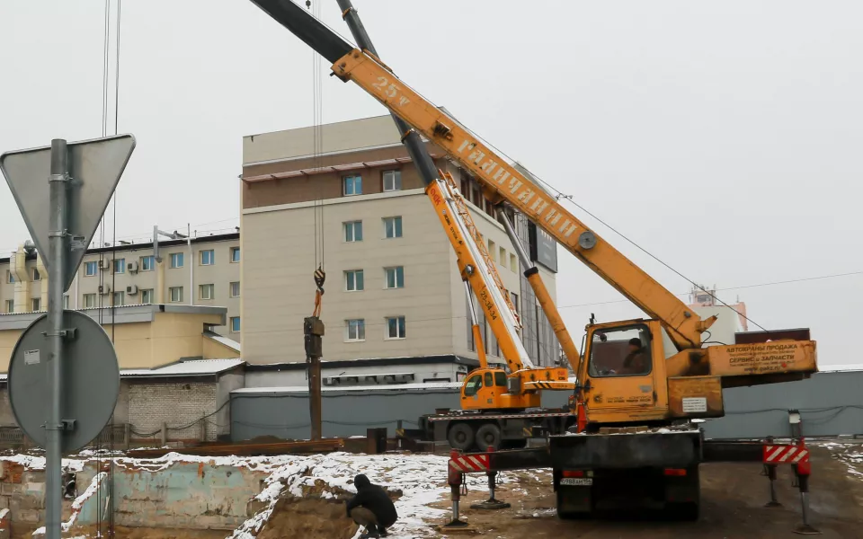 Ходит ходуном: в барнаульской гостинице 'Центральная' в шоке от стройки ЦУМа. Видео