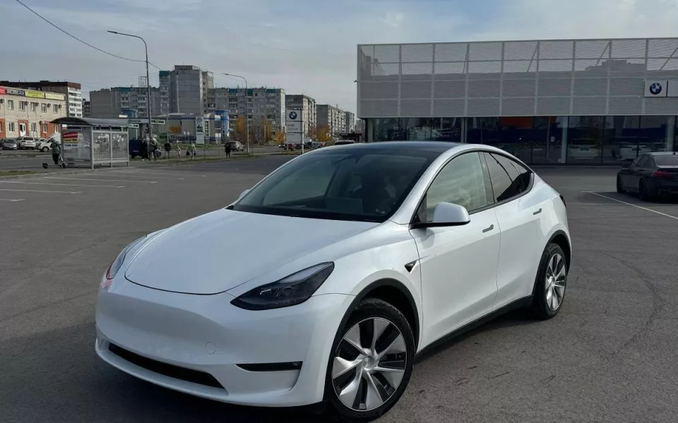 В Барнауле за 6 млн продают электромобиль Tesla Model Y. Фото