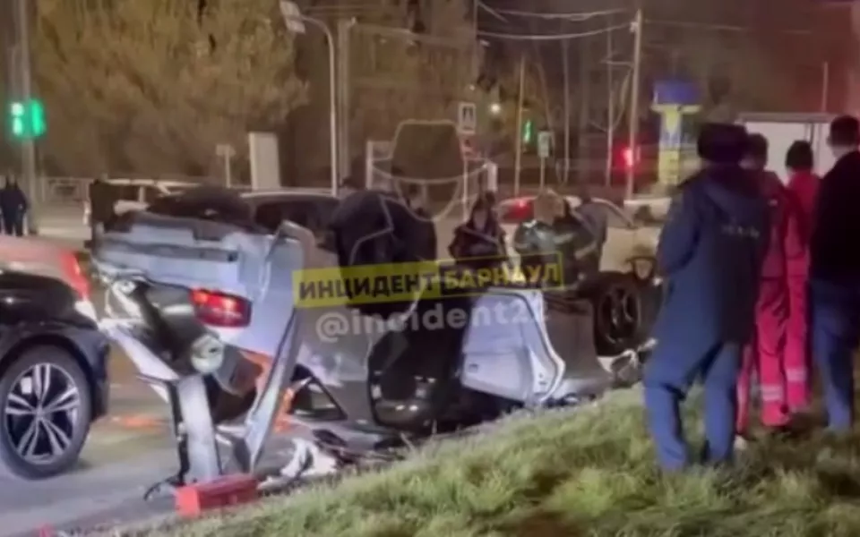 Появилось видео с моментом страшного ДТП в центре Барнаула