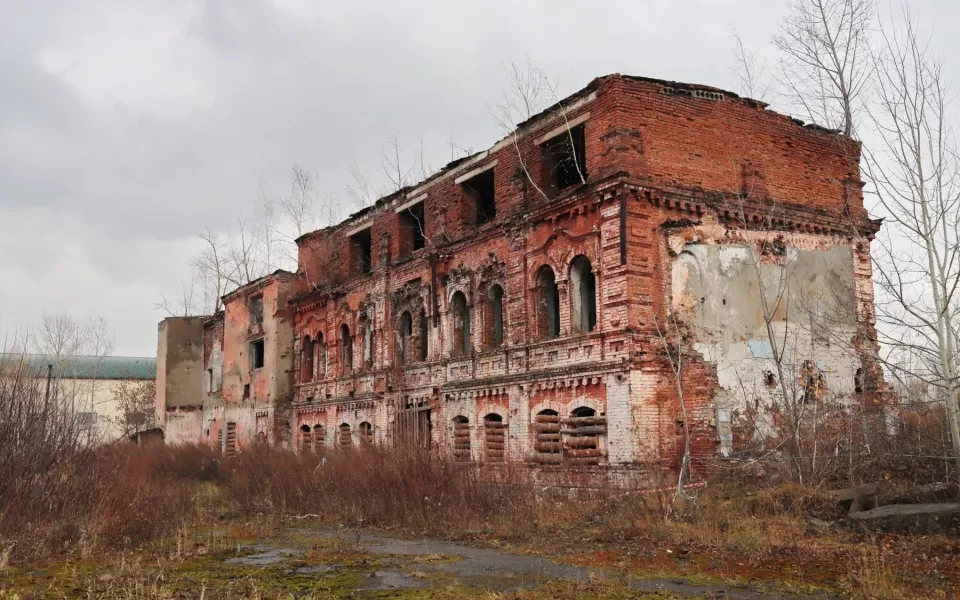 На заброшенном с 90-х заводе в Бийске догнивают бочки с неизвестной жижей. Фото