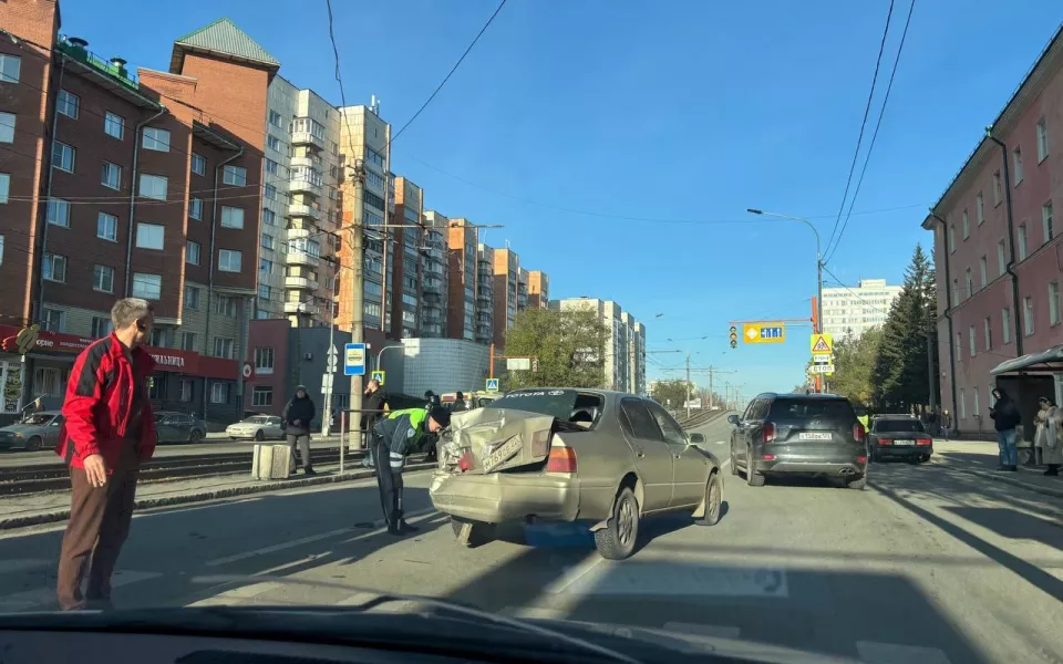 Междугородний автобус столкнулся с легковушкой в Барнауле