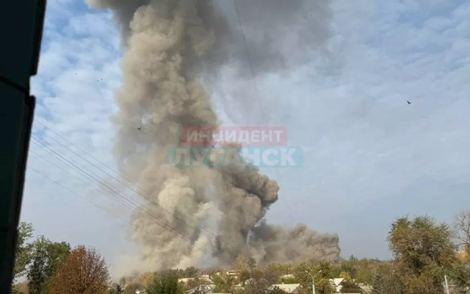 В Луганске прогремели взрывы после ракетной атаки. Видео и фото