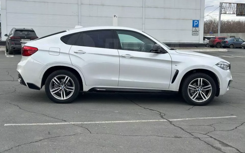 Белоснежный BMW X6 в спортивной комплектации продают в Барнауле за 5,1 млн руб. Фото