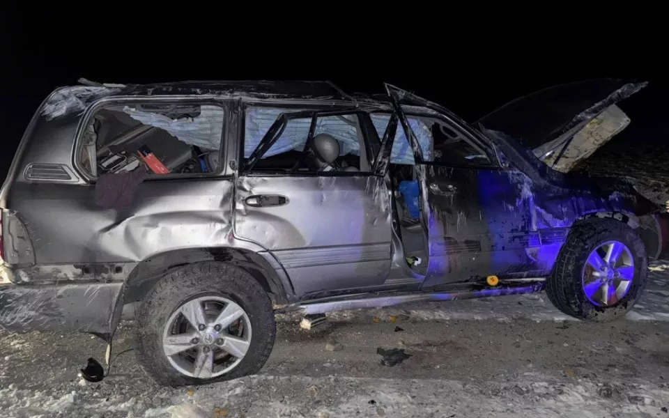 В Республике Алтай перевернулся внедорожник Land Cruiser. Пострадали четыре человека